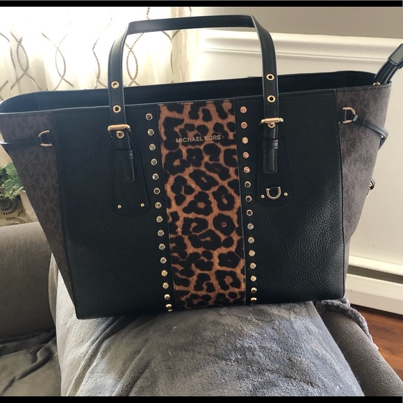voyager luggage medium